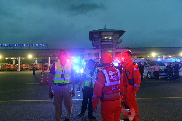 早安·世界｜新航一客机因严重气流颠簸备降泰国，已致1人死