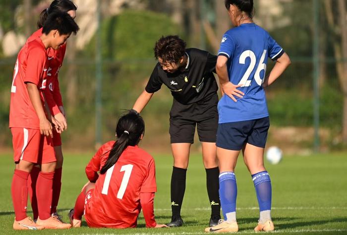 质疑、内耗、共情、强大，90后中国足球女裁判成长史