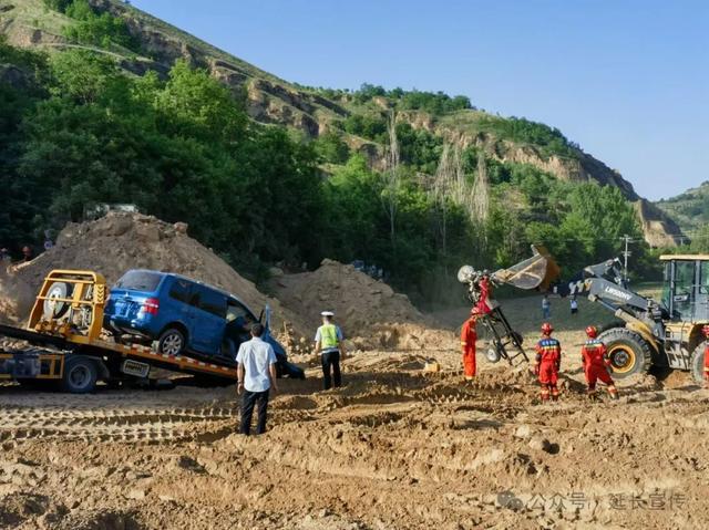 延安通报“延长县242国道交口镇普河村段发生道路边坡滑塌”：2人受伤，已送往医院救治