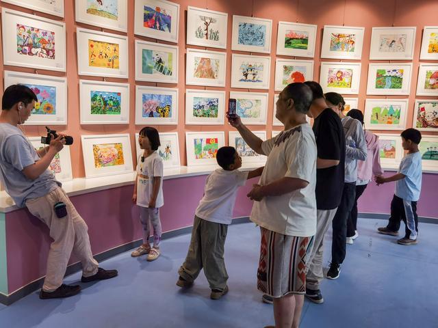 手拉手“绘画温暖童心”特需儿童绘画作品展在北京举办 同时“走近原生态”儿童画国际巡展（北京站）开幕