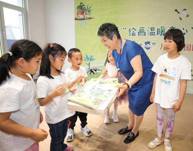 手拉手“绘画温暖童心”特需儿童绘画作品展在北京举办 同时“走近原生态”儿童画国际巡展（北京站）开幕
