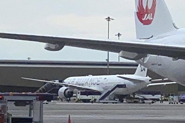 早安·世界｜新航一客机因严重气流颠簸备降泰国，已致1人死