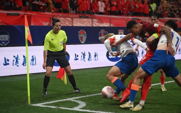 质疑、内耗、共情、强大，90后中国足球女裁判成长史