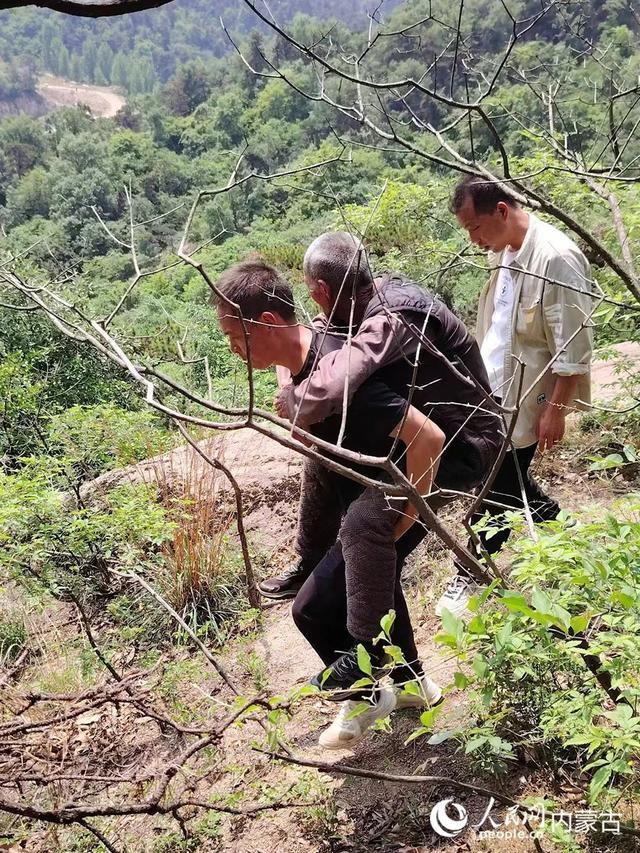 锦旗请查收！回乡探亲的武警战士，智救一位走失老人