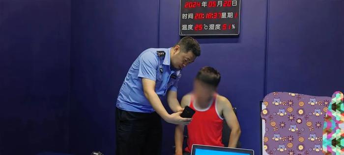 西安一“网红”街头直播摩托炫技被举报，交警现场扣留无牌车