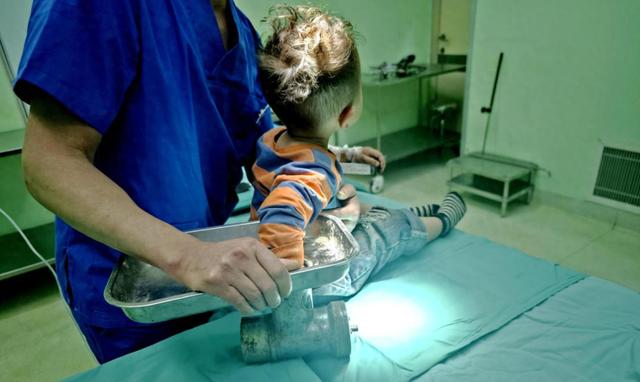 3岁男孩不慎将右手伸进绞肉机，被紧急送往医院