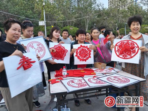 “中国文艺志愿者服务日”文艺演出闪耀库尔勒孔雀河畔