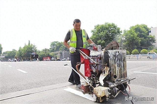 民生工程晒进度｜标线施划、路面窨井升井作业有条不紊 南阳这段路恢复通行进入“倒计时”