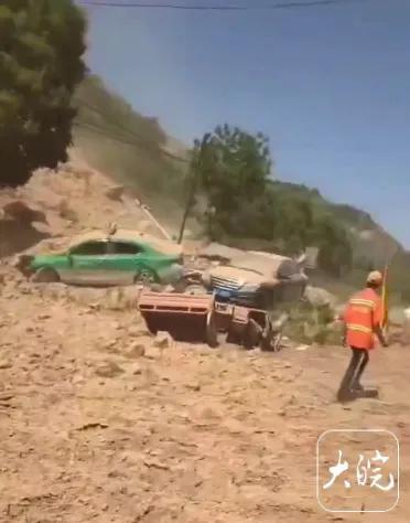 陕西延安一处山体坍塌，疑有人员车辆被埋，当地回应：已赶赴现场救援