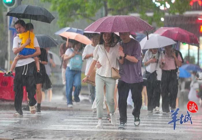 广州启动暴雨Ⅲ级应急响应，多区预警！｜今年首个台风要来了？最新研判→