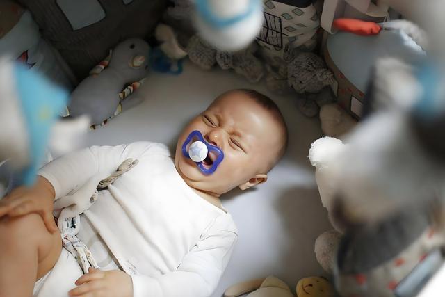 小宝宝频密夜醒抽搐咋办?了解3个午睡退步期,帮小孩要你命到天黑(图3) 小宝宝频密夜醒抽搐咋办?了解3个午睡退步期,帮小孩要你命到天黑(图3)