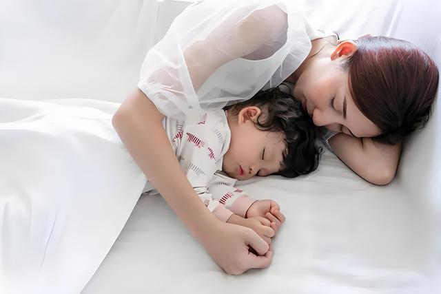 小宝宝频密夜醒抽搐咋办?了解3个午睡退步期,帮小孩要你命到天黑(图11) 小宝宝频密夜醒抽搐咋办?了解3个午睡退步期,帮小孩要你命到天黑(图11)