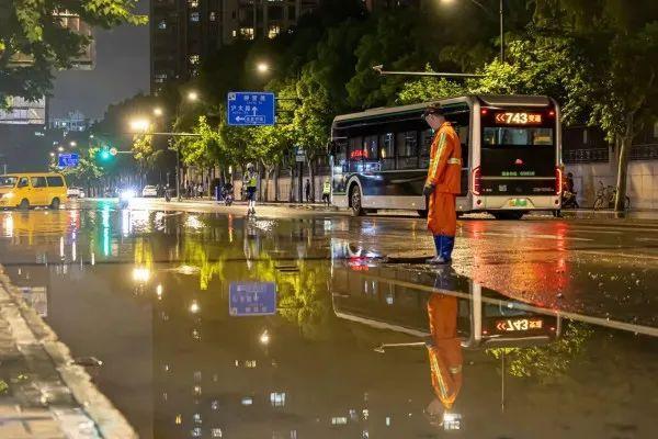 路面积水近20厘米，灌入小区！上海静安区一路口水管爆裂，交通一度受阻