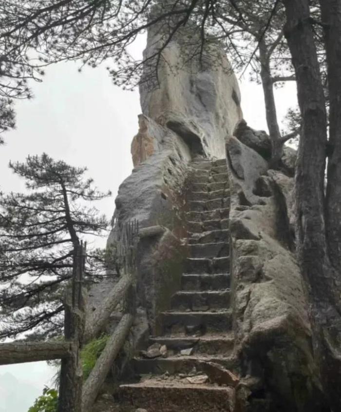 有游客称拍摄到黄山飞来石附近因雷击导致的碎石。图源:上游新闻