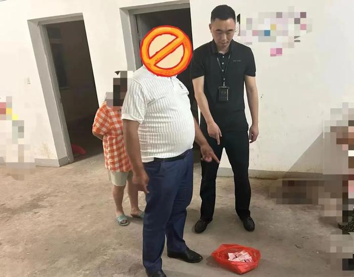 ▲杨某和他盗窃的现金 图据警方