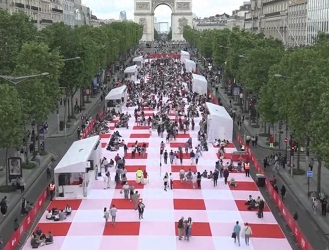 巴黎香榭丽舍大街铺上216米野餐垫 约4000人在街头享用免费餐点