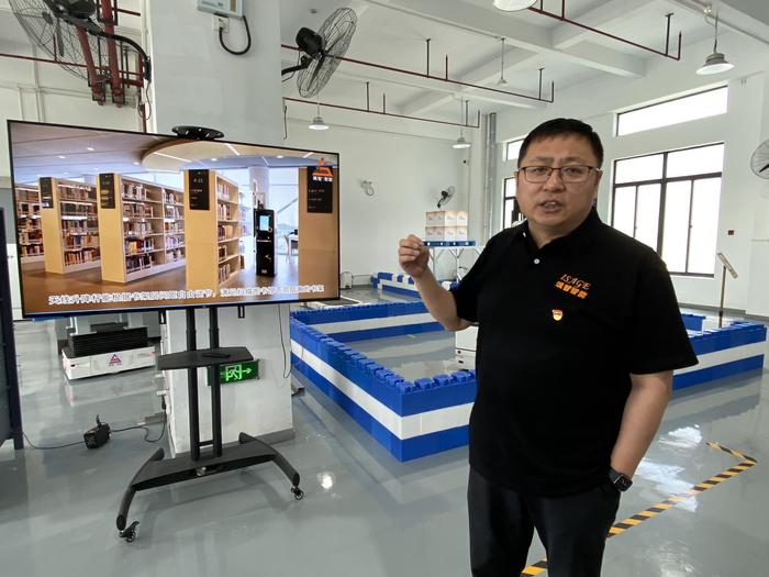 中国式现代化奋进者｜他和团队研发的机器人，一晚上可盘点10万册图书