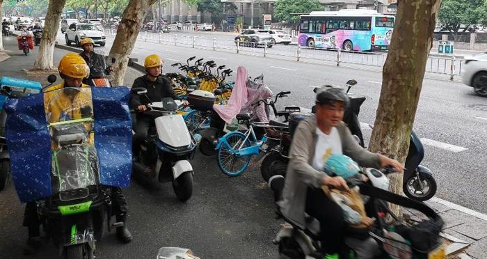 画风突变！杭州多城区暴雨预警！这几天备件薄外套