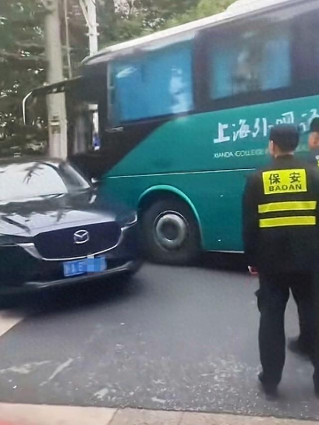 上海一校车当街撞上私家车？当地交警回应：正在调查