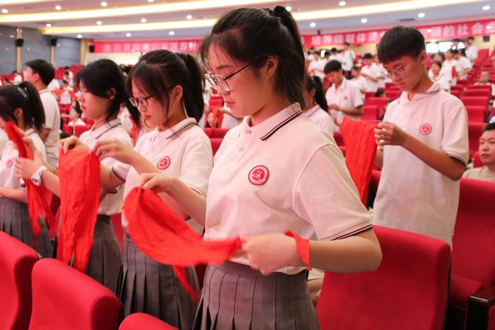 华东师范大学盐城实验学校八年级举行青春仪式  珍藏红领巾 佩戴上团徽