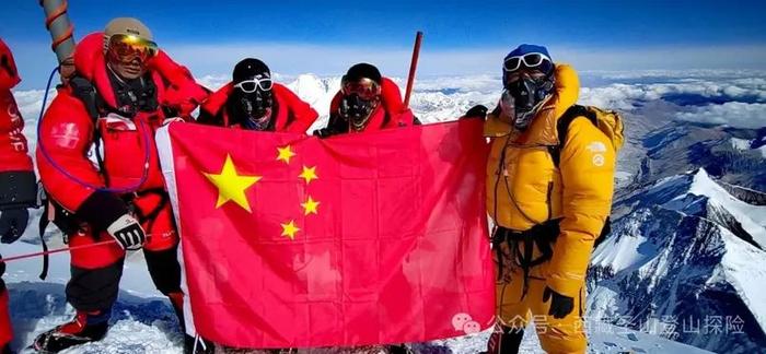 全员登顶珠峰！70岁队员刷新中国纪录