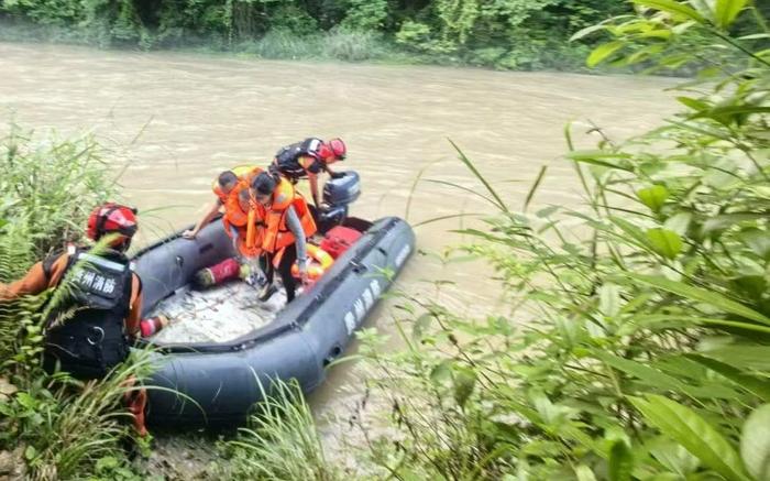 贵州绥阳水位猛涨6人被困露营地，消防紧急救援
