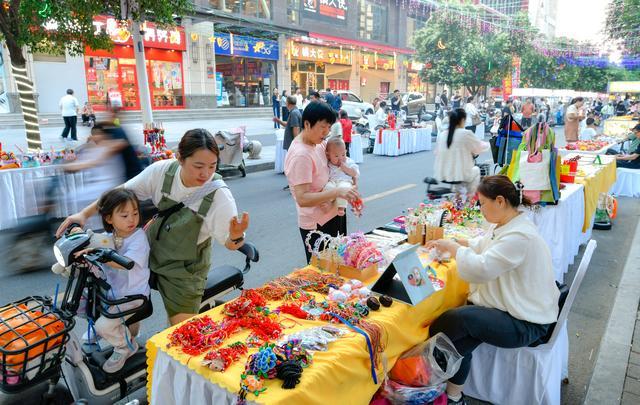 郑州市民消夏再添好去处！ 长虹时光里美食文化街全新亮相