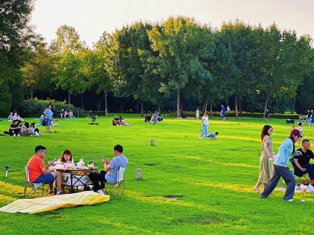 北京夏日超治愈的绿草坪，现实版“天空之城”