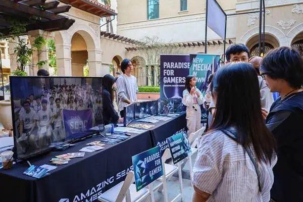 USC Games EXPO 现场 西山居的展位前有不少人围观和咨询