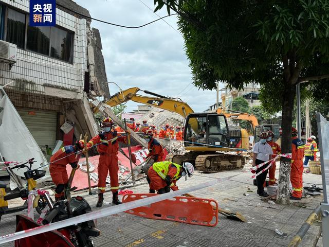 广西龙州一房屋倒塌致4人被困 3人已被救出送医