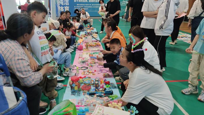 青岛市残联举办庆“六一”活动，多家康复中心儿童上台表演