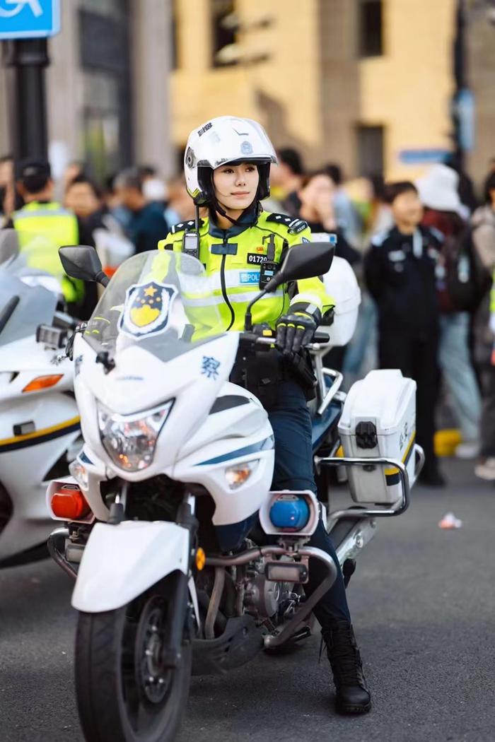 今年五一意外“出圈”的上海外滩女警：自小便有警察梦，还去当过两年兵