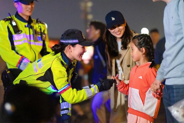 今年五一意外“出圈”的上海外滩女警：自小便有警察梦，还去当过两年兵