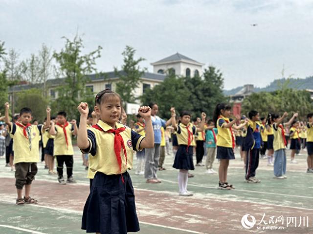 “这份名贵的‘六一’礼品，尔将永久收藏” 王波 南充市 小学 第3张