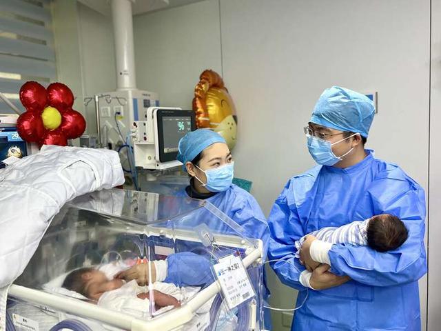 六一，在新生儿重症监护病房拍第一张全家福