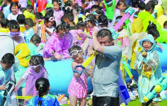 石家庄市草场街小学教育集团举行首届校园戏水节