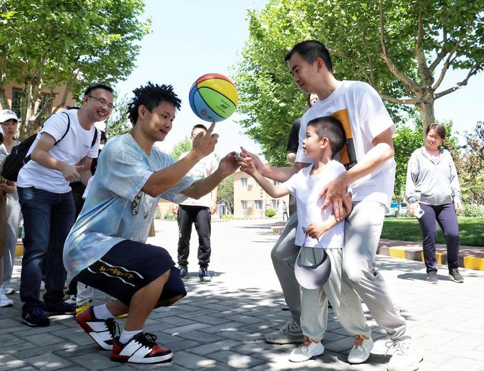 姚基金为儿童村捐赠体育器材，街头篮球运动员吴悠现场传授球技