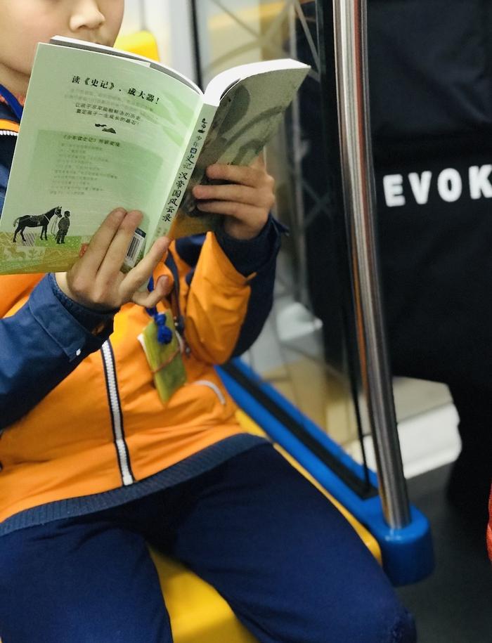 孩子们读什么：北京地铁上的25个儿童阅读瞬间