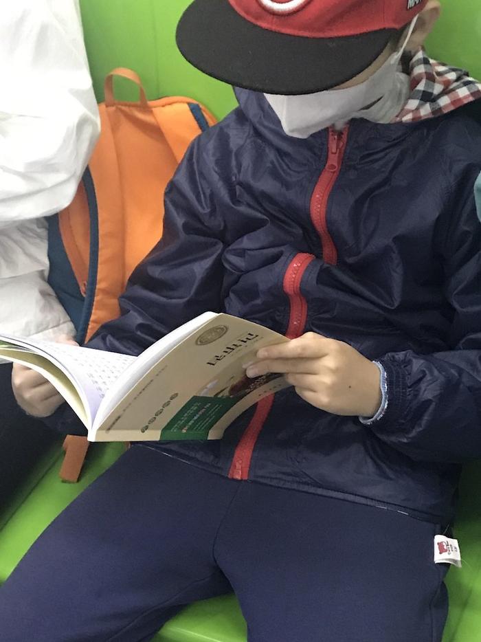 孩子们读什么：北京地铁上的25个儿童阅读瞬间