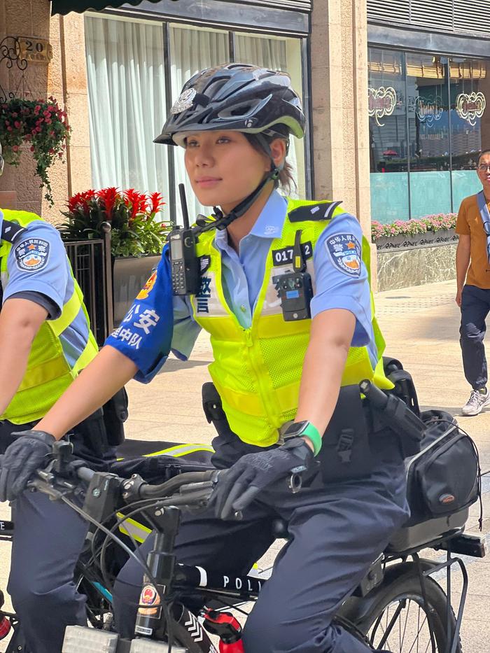 今年五一意外“出圈”的上海外滩女警：自小便有警察梦，还去当过两年兵