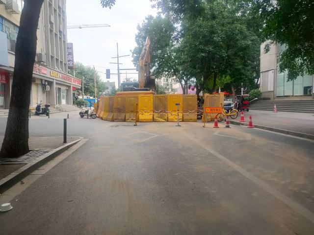 郑州政七街路面塌陷，一轿车险些掉进去！提醒：抢修还需3天，请绕行