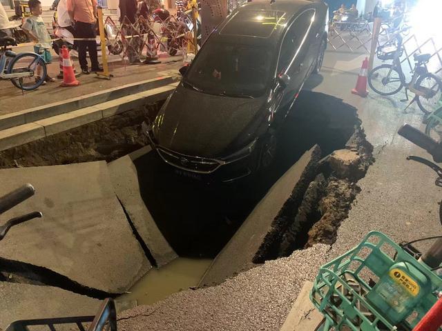 郑州政七街路面塌陷，一轿车险些掉进去！提醒：抢修还需3天，请绕行