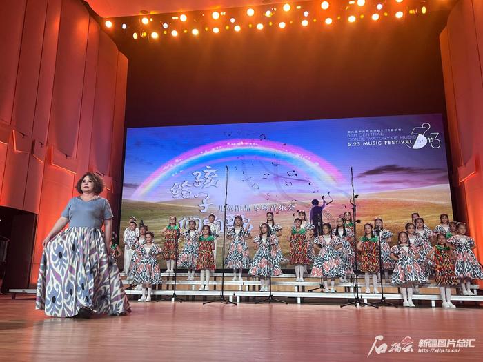 小花帽合唱团在北京唱响大美新疆