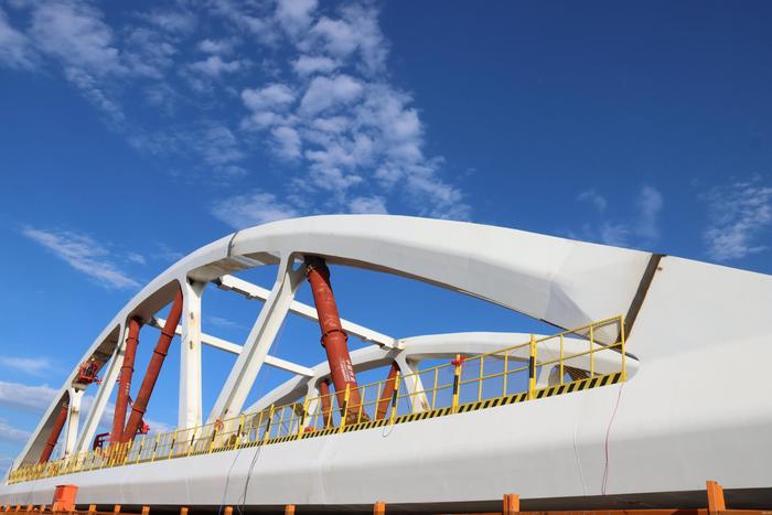 京唐城际铁路跨通济路桁架型钢箱简支拱桥顶推完成