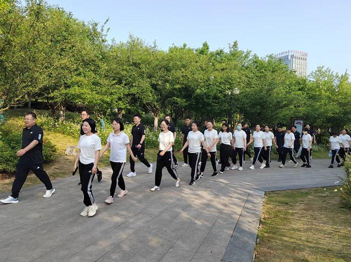 邮储银行滁州明光市支行开展全民健身职工健步走活动