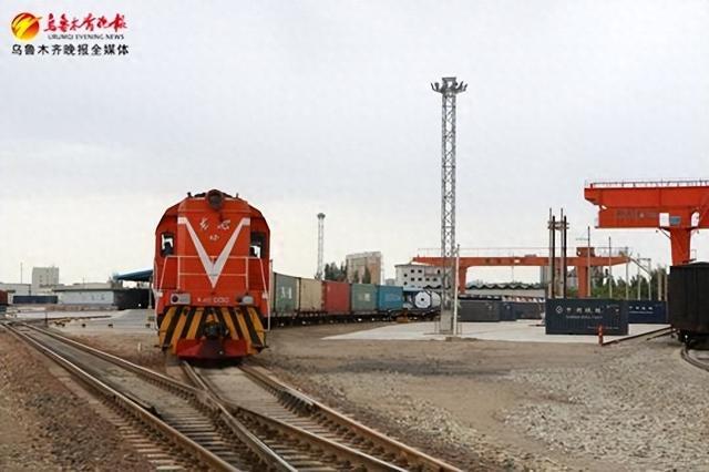 新疆铁路首批实施物流总包项目棉纱启运