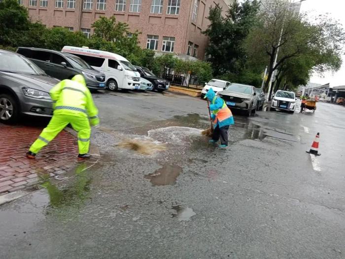 环卫工人为啥总在雨天洗扫马路？答案是……