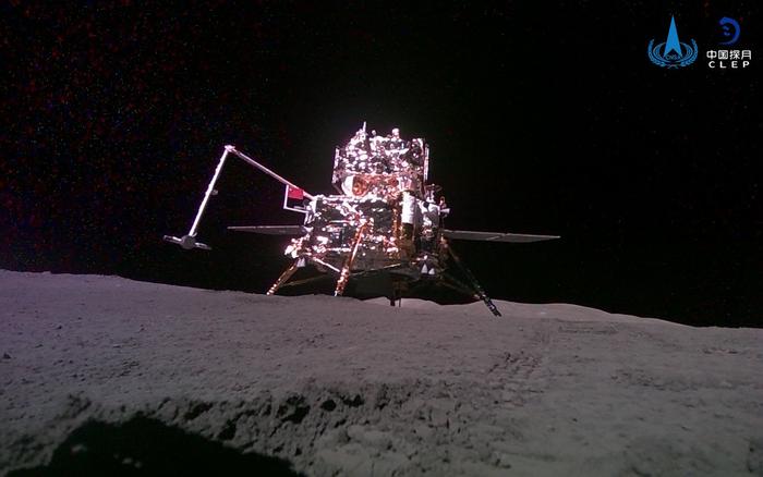 嫦娥六号着陆器上升器合影来了，摄影师是它