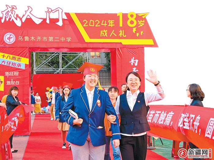 乌鲁木齐市多所学校相继举行高考壮行仪式 “花式送考”祝你乘风破浪