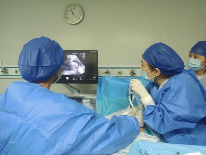 孕妈两个胎儿共用一个胎盘情况恶化，南方医院消融减胎术成功保胎